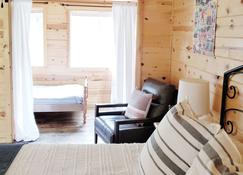 A cute cabin tucked away in the woods. Perfect for romantic get-aways - Keystone - Schlafzimmer