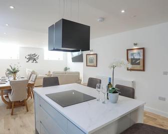 The School House - Holyhead - Essbereich