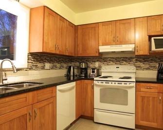 Cherry Tree Inn - Victoria - Kitchen