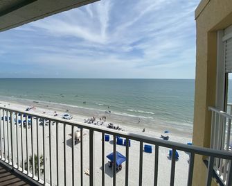 Enjoy the white sands of the Gulf of Mexico in luxurious and spacious condo. - North Redington Beach - Balcony
