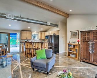 Coastal Soul Arcata Area California Home - Blue Lake - Sala de estar