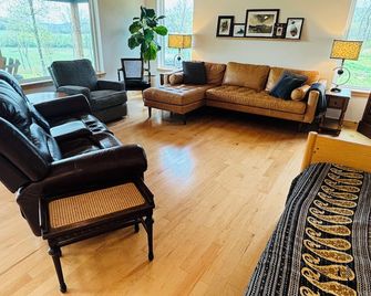 Modern Cabin w/Pool and Hot Tub! - Mountain View - Living room