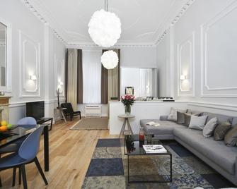Queensgate Court - London - Living room