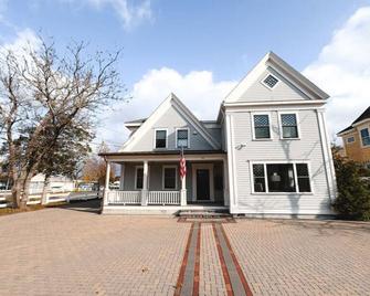 Charming Hyannis 3 Bed 2 Bath - Barnstable - Building