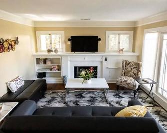 Updated 2br House In Glendale With Private Fenced Yard & Parking (P2) - Glendale - Living room