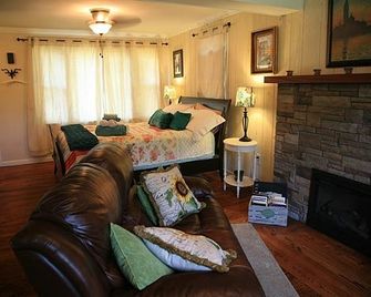 Sams Cottage Bed and Breakfast on the Greens - Highland - Living room