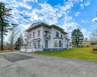 Quiet Owego Getaway Near Main Street and Riverwalk! - Owego - Building