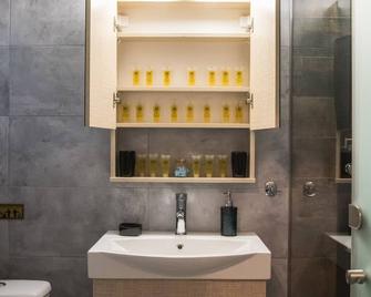 Enjoy the historical city of ancient and modern Athens staying in the unique. - Atenas - Baño