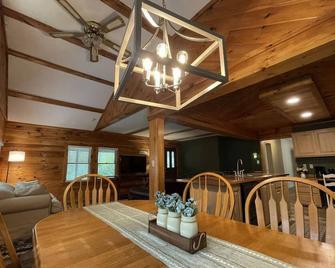 Rustic Updated Cozy Lake House! Close to skiing! - Hillsboro - Dining room
