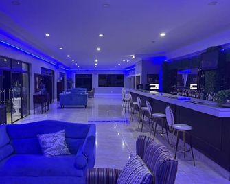 Cozy nature lodge , near the Lusutfu river . AC , Wi-Fi ,Pool ,Bar, Restaurant - Matsapha - Bar