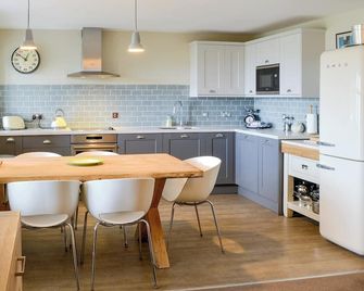 Modern apartment with stunning views over to Budle Bay and Holy Island. - Belford - Küche