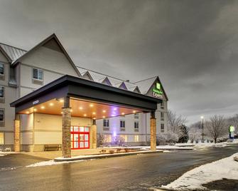 Holiday Inn Express & Suites Lincoln East - White Mountains - Lincoln - Building