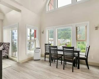 Scenic 3BR unit in Harrison - Hope