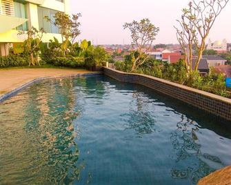 Best Furnished Studio Grand Kamala Lagoon Apartment By Travelio - Bekasi - Pool