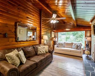 Updated Cabin At Cultus Lake That Is Ideal For A Family Vacation. - Chilliwack - Living room