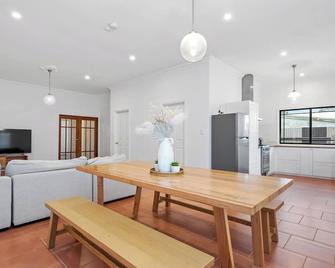 Super House Super Host - Kalgoorlie - Dining room