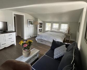Northport quaint restored Boathouse with sunset views! - Northport - Bedroom