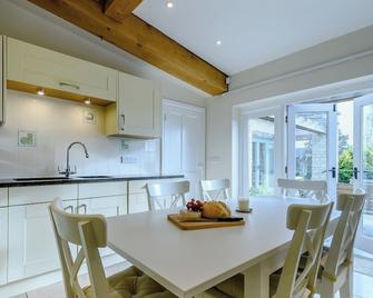 Perched attractively on its hill, Coach House Cottage overlooks the enchanting valley beneath. - Wotton-under-Edge - Dining room