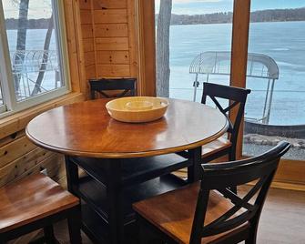 Fun cabin on Deer Lake in delightful Saint Croix Falls with dock. Sleeps 6. - Saint Croix Falls - Comedor