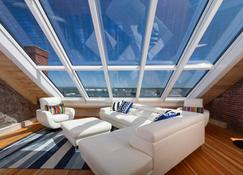 Percival Penthouse Suite: Breathtaking Views, Cupola, Walk To Restaurants - Portland - Living room