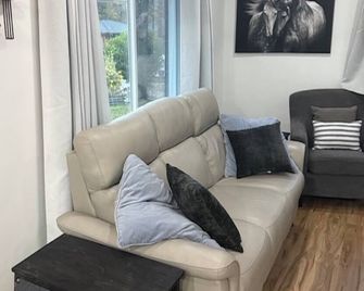 The Cat’s Meow, the ultimate 3-Bedroom cat-friendly getaway in Asheboro, NC! - Asheboro - Living room