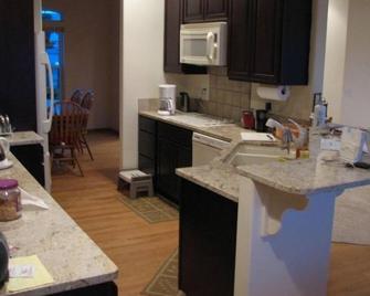 Three Lakes Getaway. Beautiful Waterfront Home, 5 miles to Wenatchee. - Malaga - Cocina