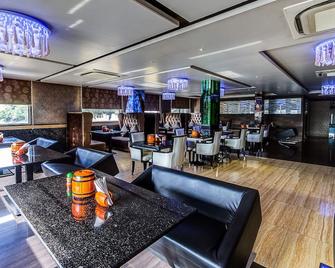 Treebo Shivani - Indore - Restaurante