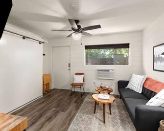 Quaint Little Studio-Walk to the big game! - Auburn - Living room