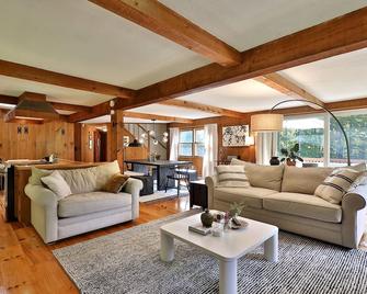 Forest Mountain Escape: Beautiful Mountaintop Escape In Mendon, Vt. 20 Min To Killington/14 To Pico. 4 Bedroom Home - Mendon - Living room