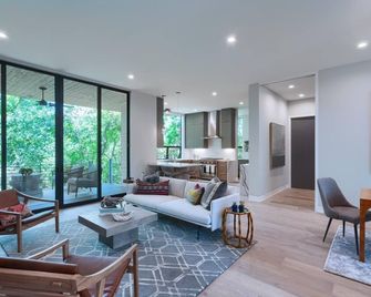 The House of Yes- Luxury Urban Farm House. Walking distance to downtown - Austin - Wohnzimmer