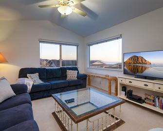 Coastal Comfort: Cayucos Family Home, Steps from the Waves & Easy Beach Access! - Cayucos - Living room