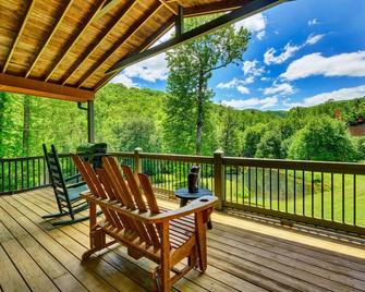 Beautiful and spacious mountain view home with fireplace, private pond and firepit! - Highlands - Балкон