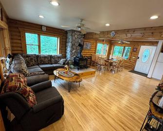 Enjoy the lake, walk in the forest, s’mores on the fire pit and deer visits. - Gwinn - Living room
