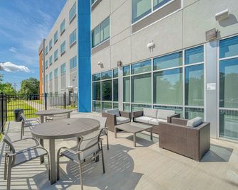 Holiday Inn Express & Suites Tyler South - University Area by IHG - 泰勒 - 陽台