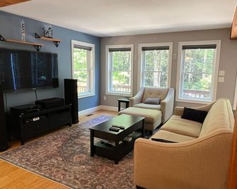 Charming Retreat, perfect family getaway, in tree farm with 100 & 80ac ponds - Northwood - Sala de estar
