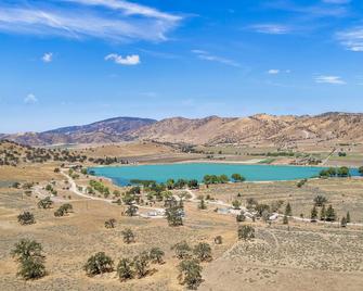 Hilltop 4br Home In Tehachapi, Brite Lak - Tehachapi - Building