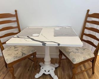 Sweet 1 Bdrm Apt Centrally located. Only .6 miles to Frontier Days Entry Gate! - Cheyenne - Dining room