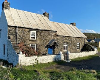 Cottage Close To Beach With Sea Views - Solva - Building