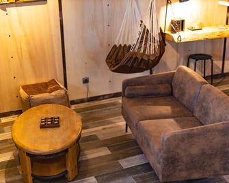 The Suspended Cottage - Saint-Blimont - Sala de estar
