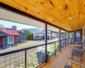 Walk to Appalachian Trail Mtn-View Cabin, Unit 1 - Hot Springs - Balcón