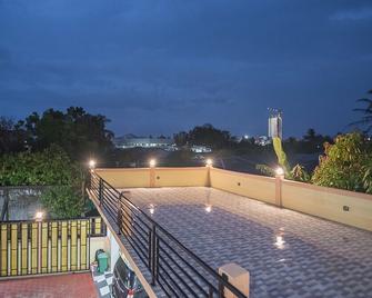 RedDoorz Near Rsud Dr. Abdul Aziz - Singkawang - Balcony