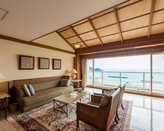 Nishiizu Crystal View Hotel - Nishiizu - Wohnzimmer
