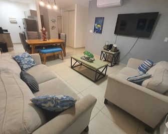 Cómodo apartamento cerca del mar – Playa Blanca - Río Hato - Sala de estar