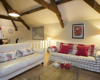 The Coach House - Beaumaris - Beaumaris - Living room