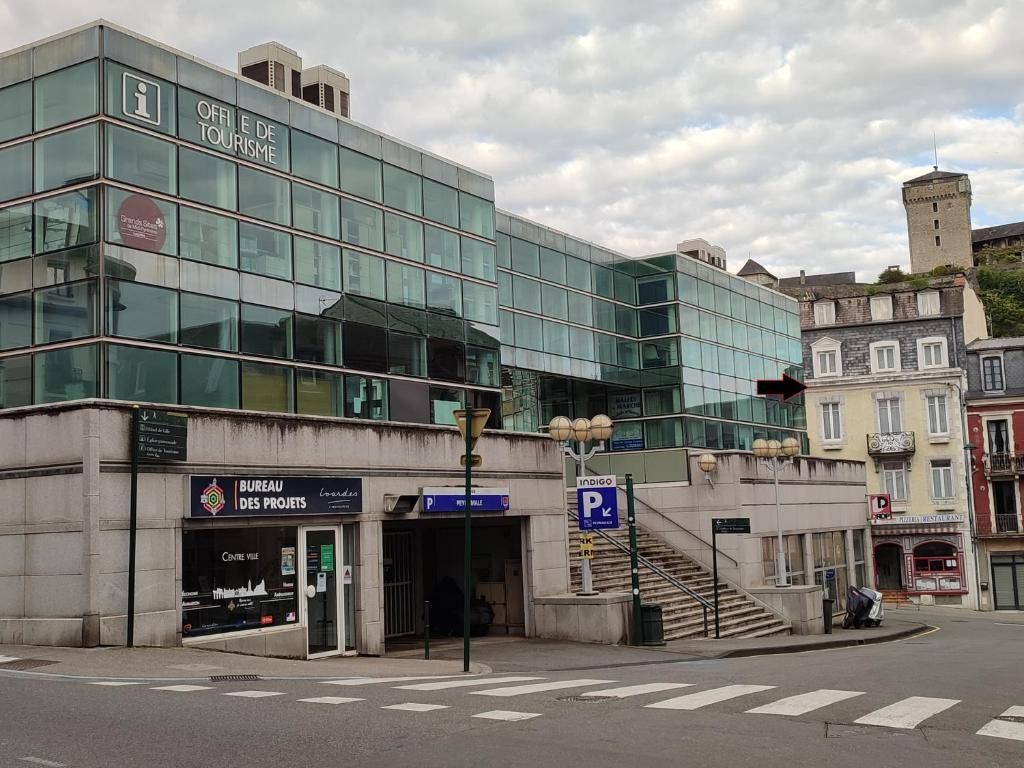 Hotel du Commerce et de Navarre - لورد - مبنى