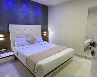 Hotel Golden Star Near Saki Naka - Powai - Bedroom