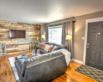 Newly Renovated 3 Bed/1 Bath - Old Colorado City, Downtown, & Garden of the Gods - 科羅拉多泉 - 客廳