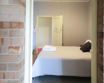 Queen Room With Shared Bathroom - Capertee