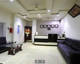 Khayyam Hotel & Restaurant - Faisalābād - Front desk