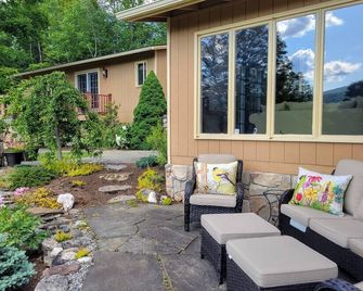 Charming Vermont Home on 7 Acres w/Hot Tub, Pond, Bonfire Pit & 3 Fireplaces! - Dorset - Terasa
